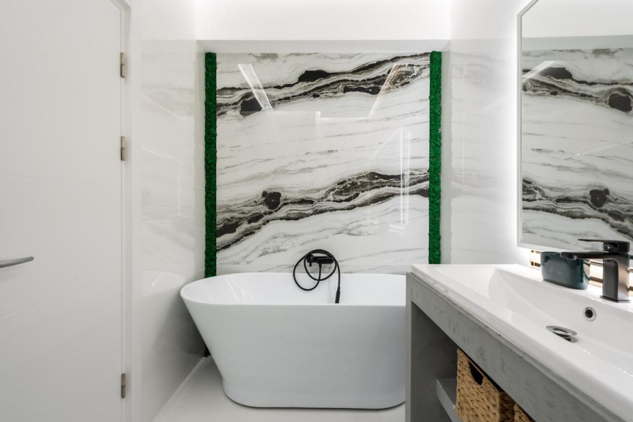 Jungle Escape - Luxe 1-br Haven In * Bucharest