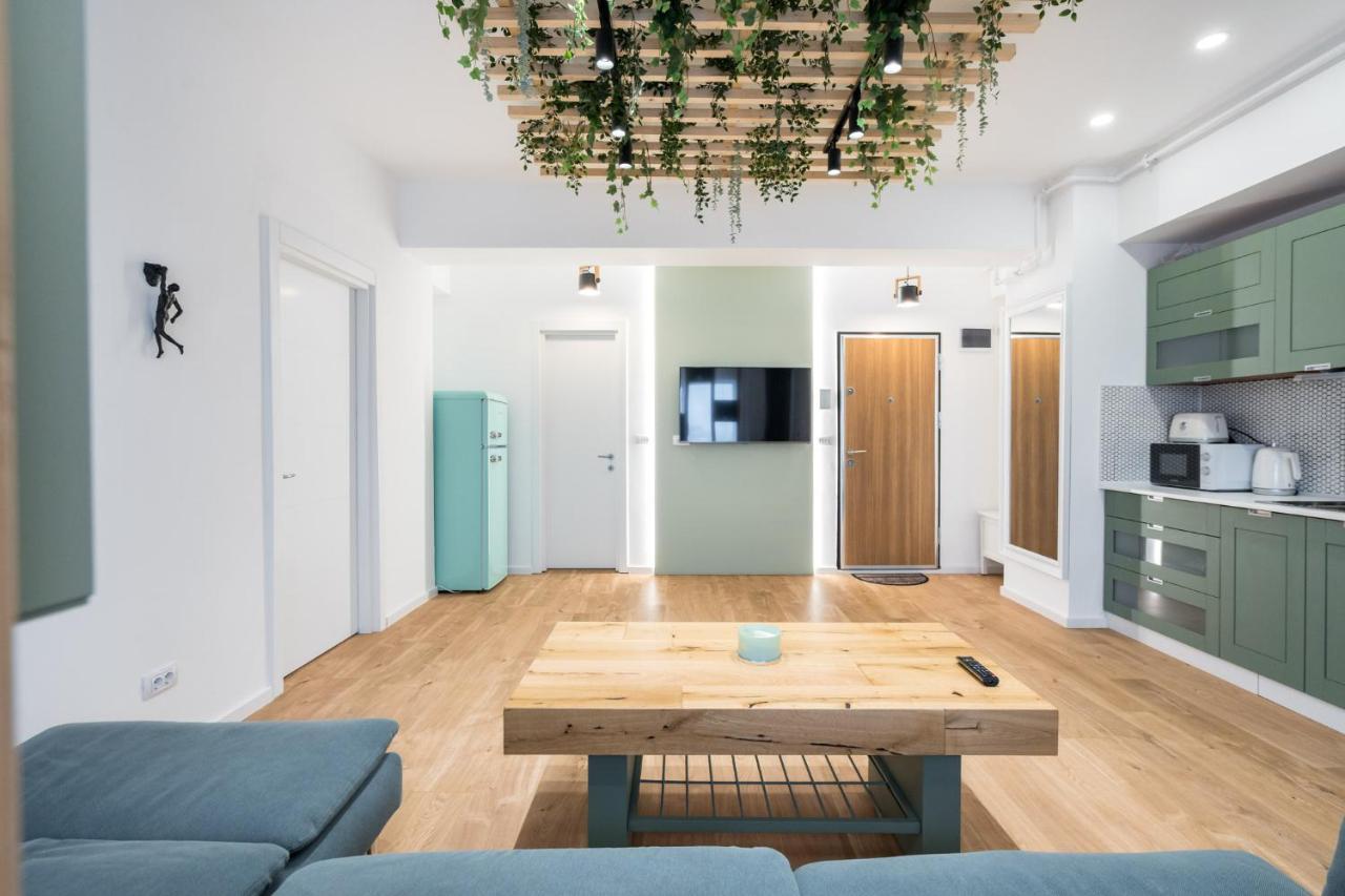 Apartment Jungle Escape - Luxe 1-br Haven In